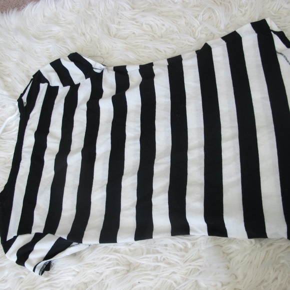 Express Women's casual Short Sleeve Shirt Top Size Small black white EUC - Picture 7 of 7